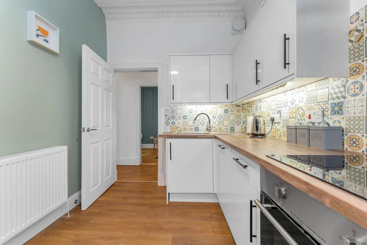 Cheerful Stays - Jamson Pl 3 Bed Apartment Edinburgh