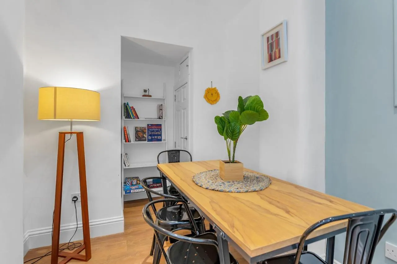 Cheerful Stays - Jamson Pl 3 Bed Apartment Edinburgh